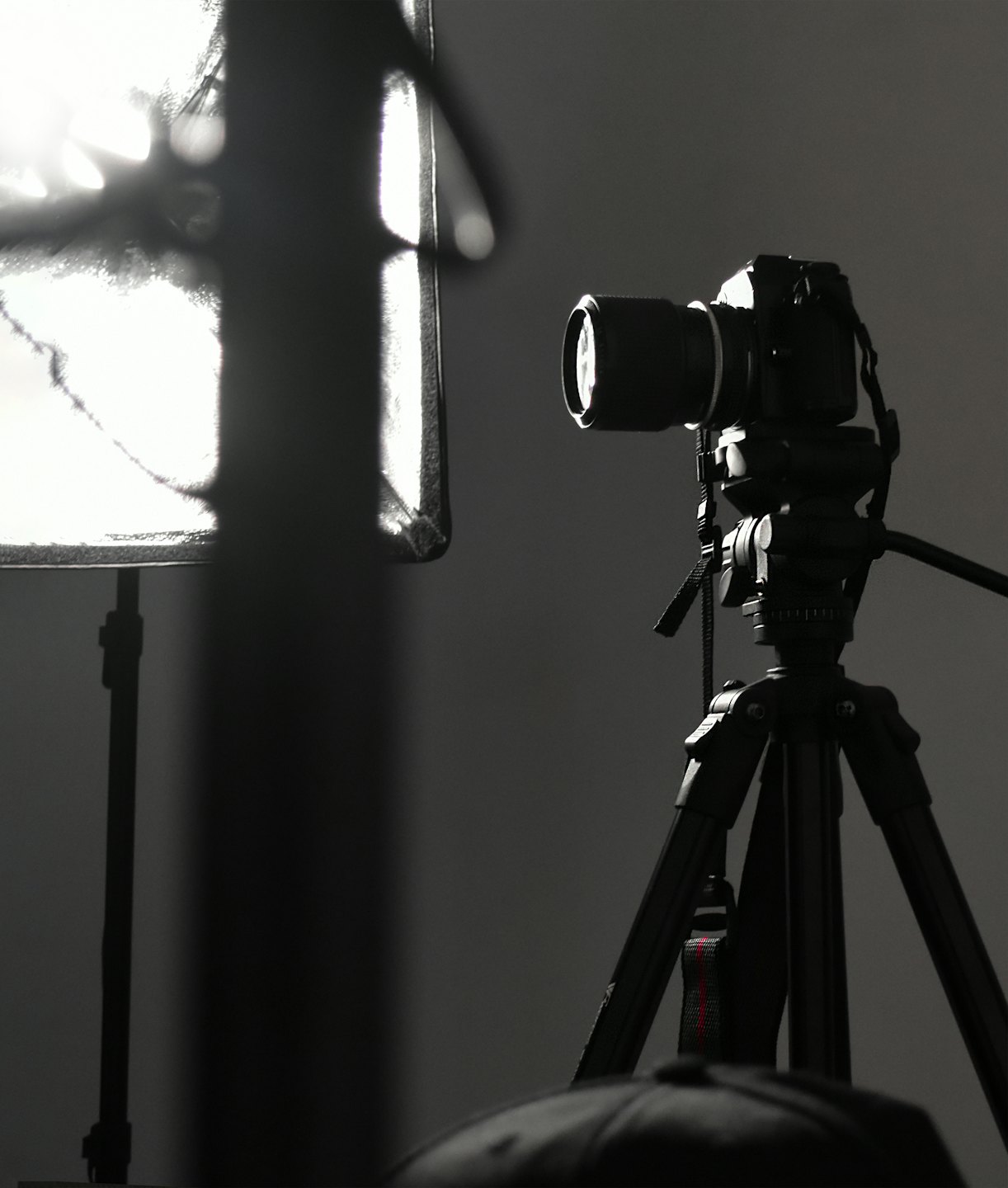 Profesjonalny aparat i softbox w studiu fotograficznym.